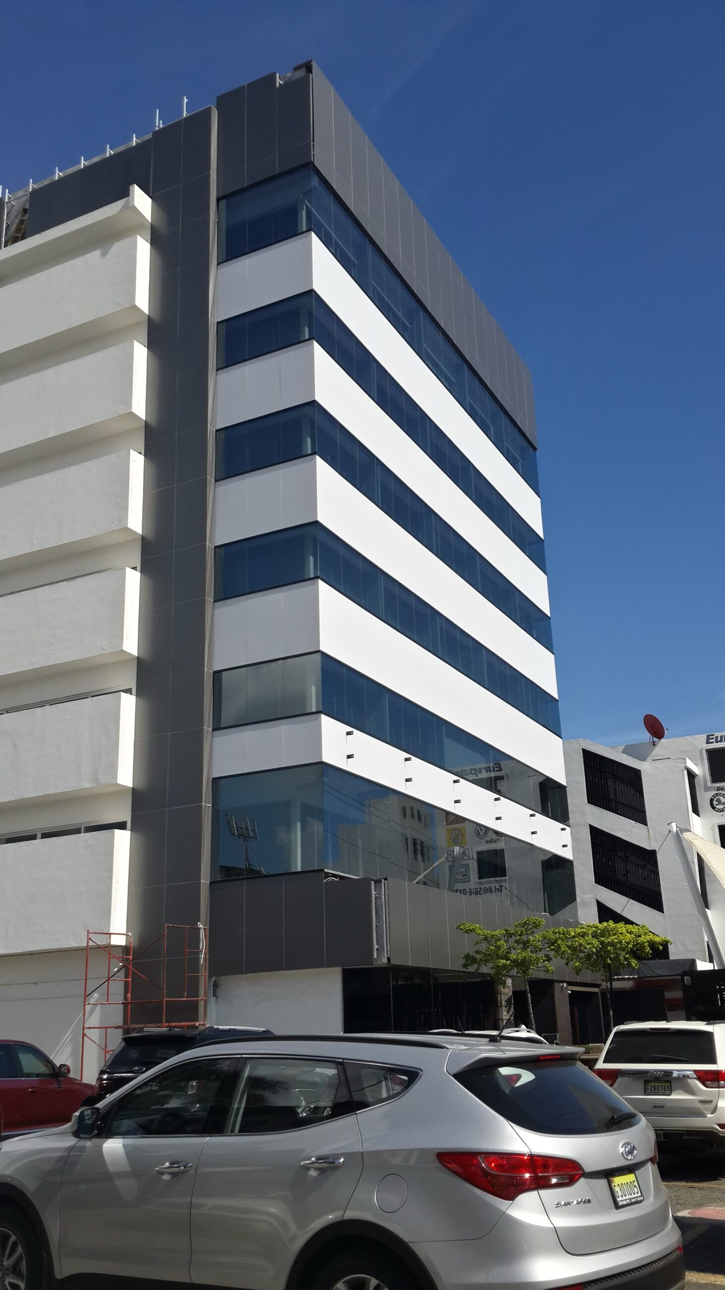 Fotografía del punto de encuentro entre la fachada nueva de vidrio y piedra y la estructura original del edificio W69.